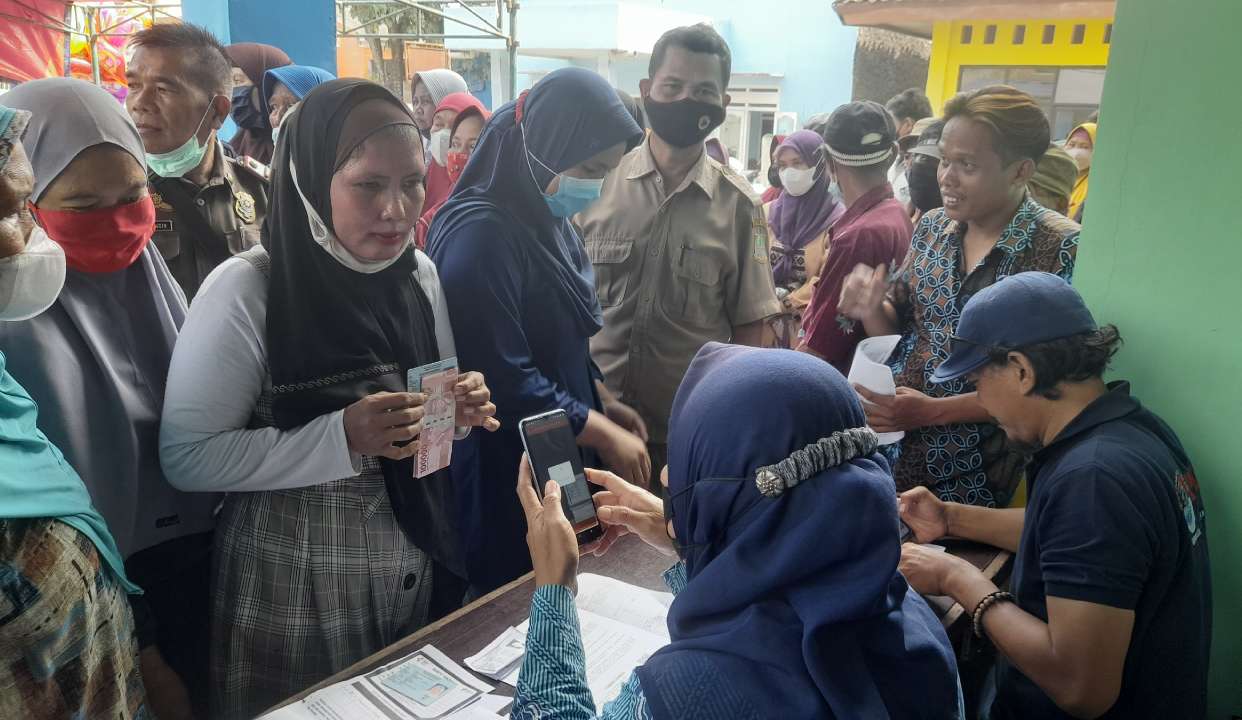 Jelang Lebaran, Desa Bantarjaya Bagikan BLT Tahap Kelima