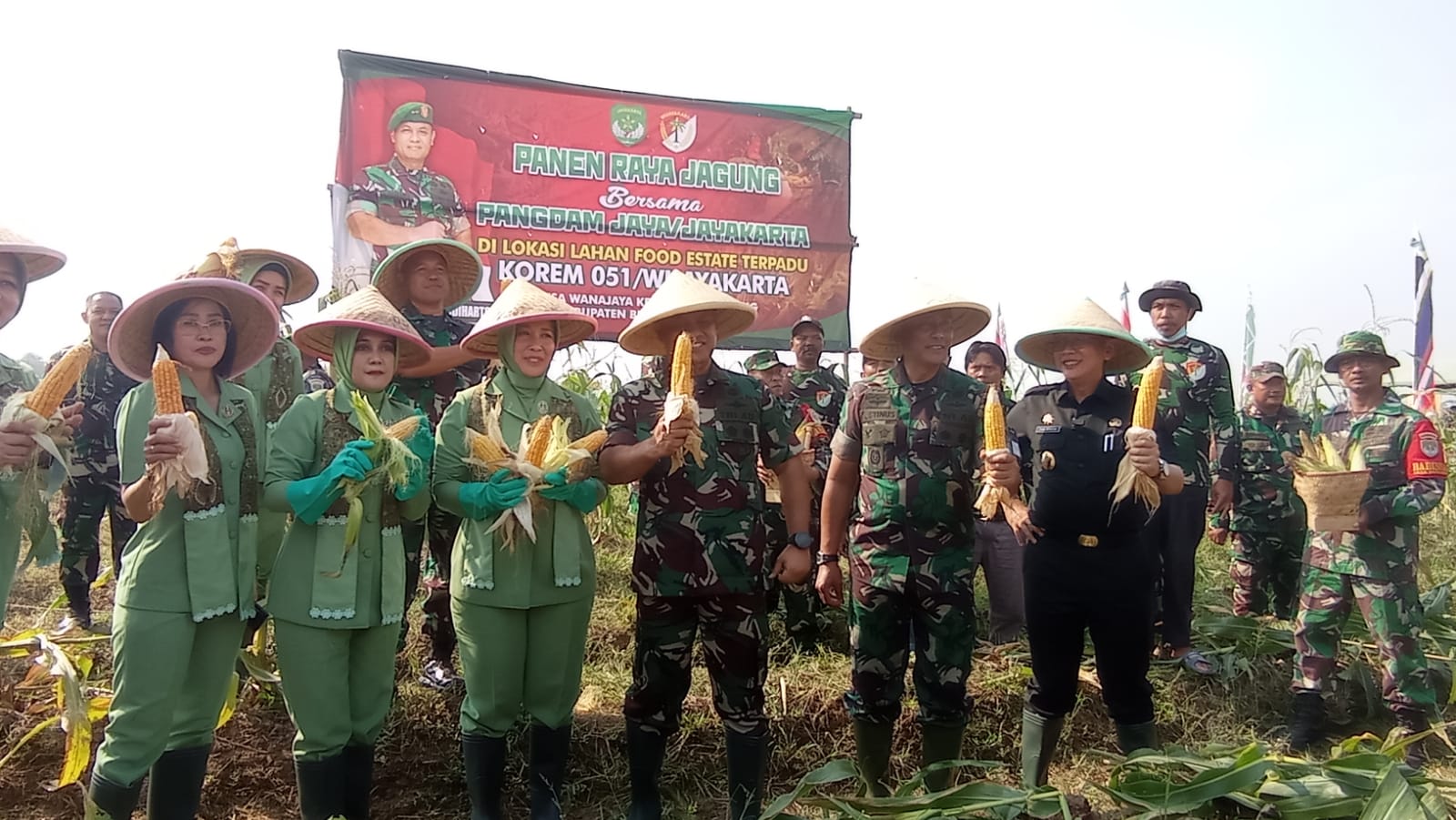 PJ Bupati Bekasi, Dani Ramdan Dan Pangdam Jaya Mayjen TNI Untung Budiharto Menghadiri Panen Raya Food Estate