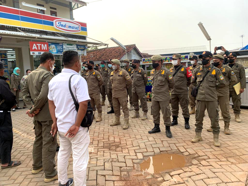 Satpol PP Kabupaten Bekasi imbau 38 bangli di jalur irigasi Desa Cibarusah Kota