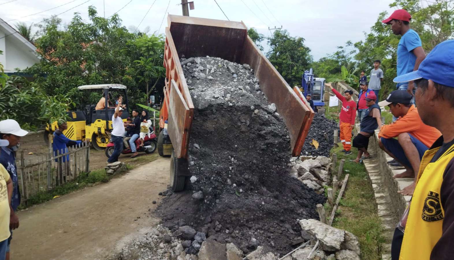 Respon Cepat, Pemkab Bekasi Perbaiki Jalan Amblas Menuju Obyek Wisata Pantai Bungin