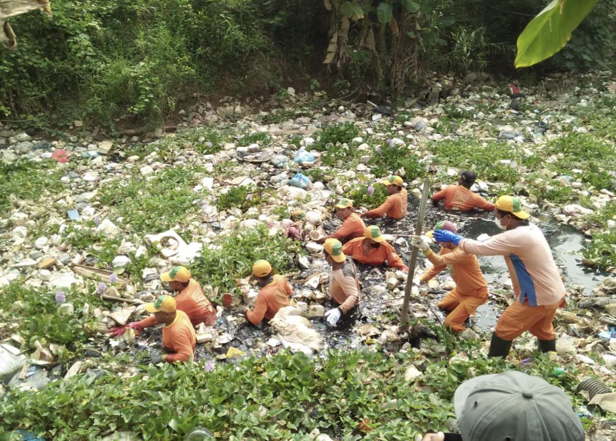 Pemkab Bekasi Angkut 150 Ton Sampah dari Sungai Cikarang Hilir