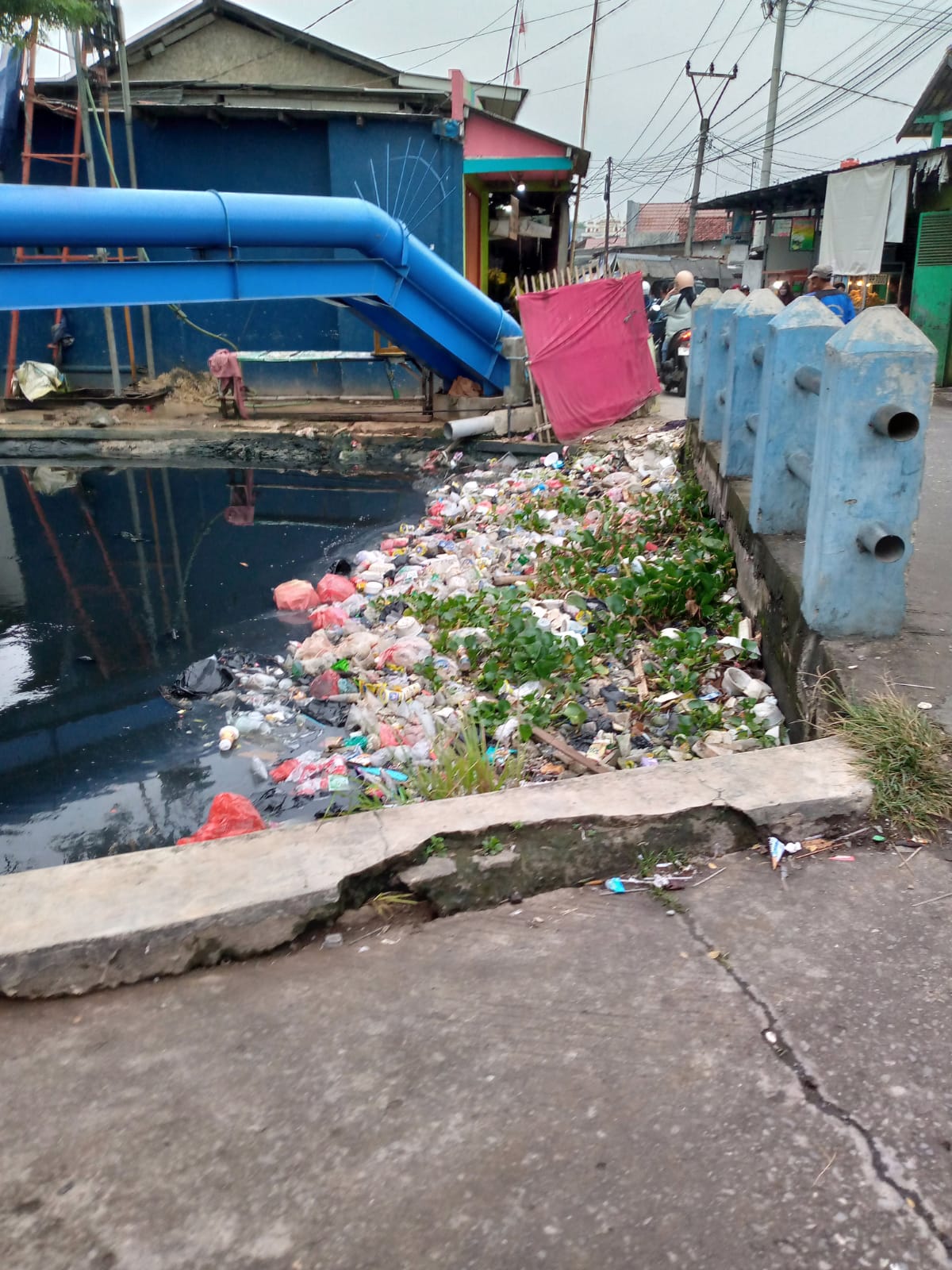 Aliran Sungai Arah Puri Nirwana Kembali tercemar dan dipenuhi sampah